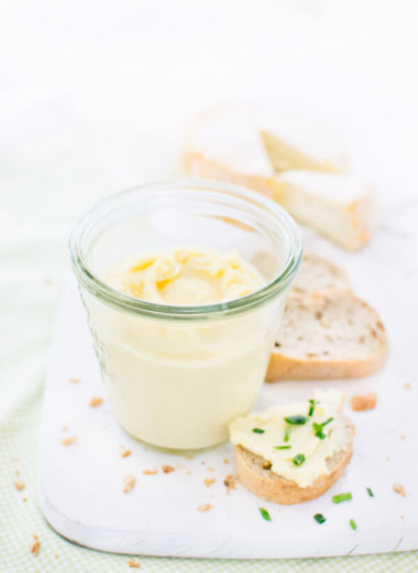 Camembert Creme im Glas mit Brot und Schnittlauch