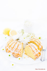 Angeschnittener Grießkuchen mit Blumen