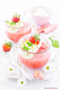 Rhabarbergrütze mit Erdbeeren, Sahne, Zitronenmelisse und Pistazien