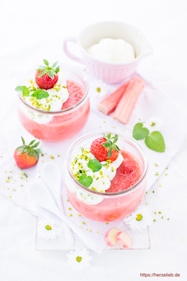 2 Gläser Rhabarbergrütze mit Erdbeeren, Sahne, Pistazien und Zitronenmelisse