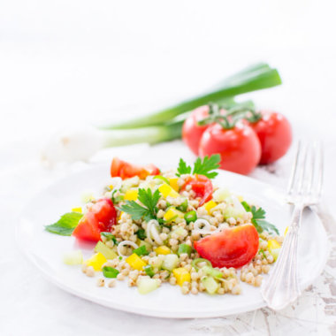 Buchweizen-Salat Rezept mit Gurke, Tomate, Paprika, Minze, Petersilie und Lauchzwiebeln