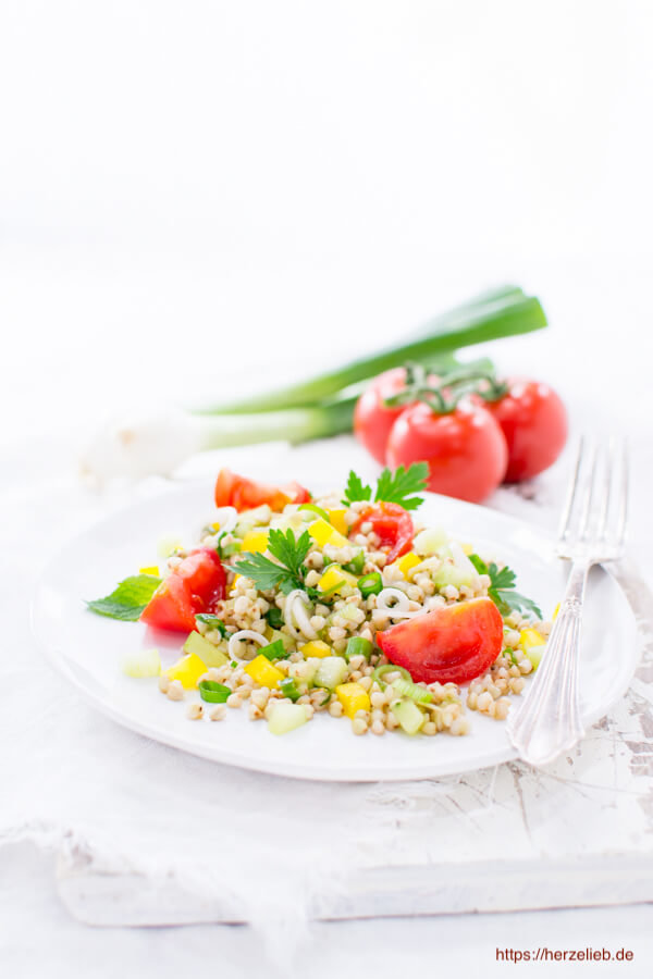 Buchweizen-Salat Rezept  mit Gurke, Tomate, Paprika, Minze, Petersilie und Lauchzwiebeln