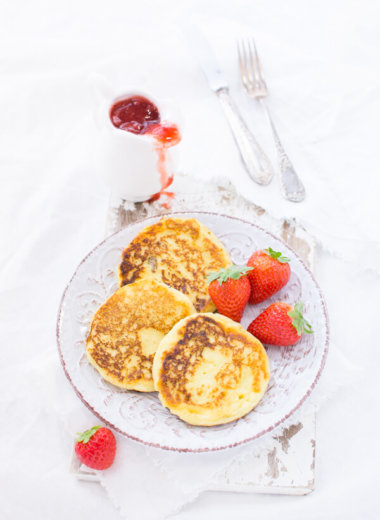 Grießbrei Pfannkuchen mit Erdbeeren und Grütze