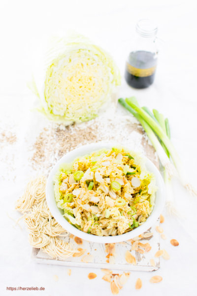 Chinakohlsalat mit Öl, Essig und Sojasoße