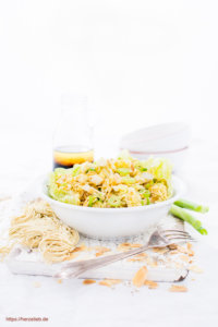 Eine Schüssel Chinakohlsalat mit Mie Nudeln und Mandeln