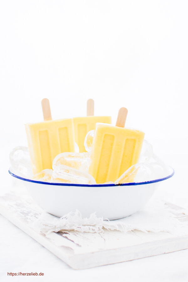 Mango Eis Rezept nach Art eines Mango Lassis - mit Joghurt und Kardamom