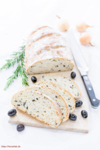 Olivenbrot - Rezept für eine Grillbeilage von herzelieb