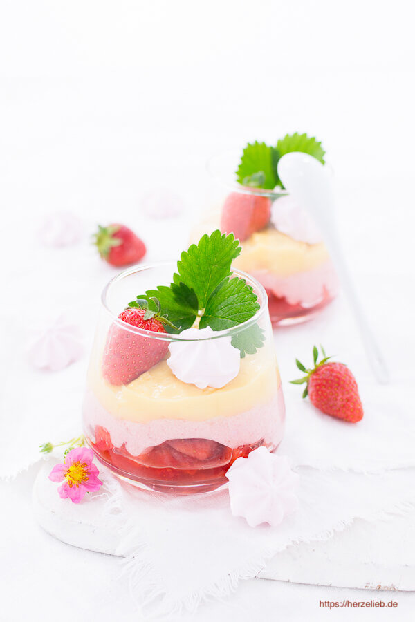 Erdbeer-Eierlikör-Dessert im Glas