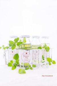 Zitronenmelissensirup in der Flasche
