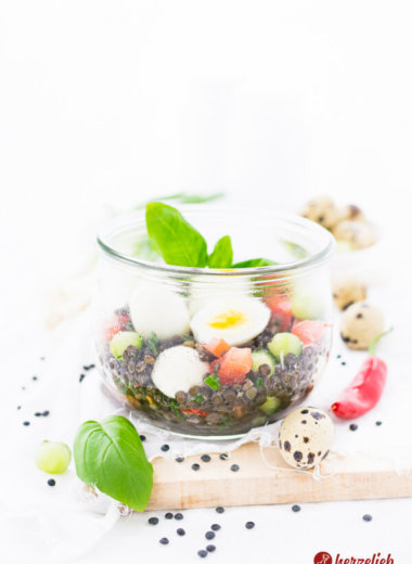 Belugalinsen-Salat mit Ei, Mozzarella, Tomate und Gurke