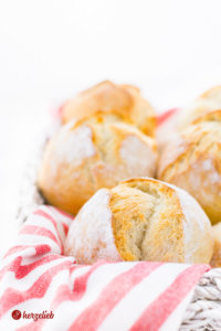 Dinkel-Kartoffelbrötchen zum Frühstück im Korb