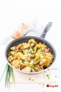 Bauernfrühstück in der Pfanne mit Speck und Zwiebeln