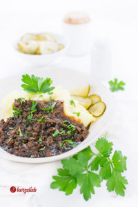 Millionbøf med kartoffelmos og Agurker - Hackfleischsoße mit Kartoffelbrei und Gurkensalat