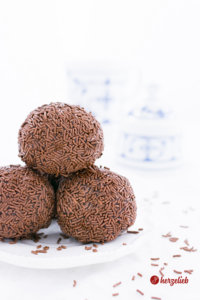 Große Rumkugeln aus Kuchenresten Rezept