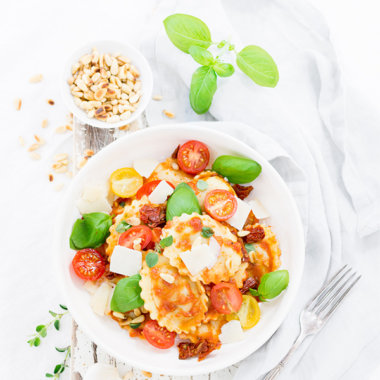 Mediterraner Nudelsalat mit Grillgemüse-Raviolo, Basilikum, Pinienkerne, Parmesan und Tomaten