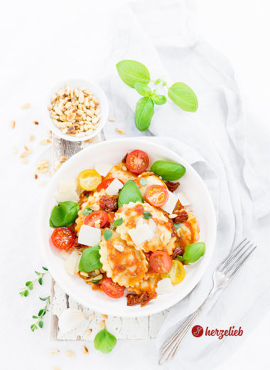 Mediterraner Nudelsalat mit Grillgemüse-Raviolo, Basilikum, Pinienkerne, Parmesan und Tomaten