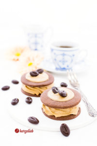 Medaljer mit Schokoladenkekse, Kaffeecreme und Karamell