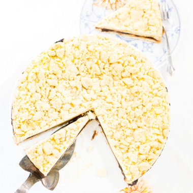 Friesischer Käsekuchen von herzelieb mit Pflaumenmus, Vanillepudding und Butterstreusel