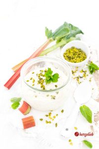 Rhabarber Creme Dessert im Glas