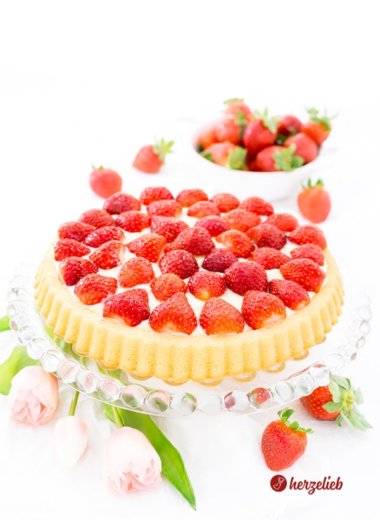 Obstboden mit Erdbeeren und Vanillepudding Rezept von herzelieb