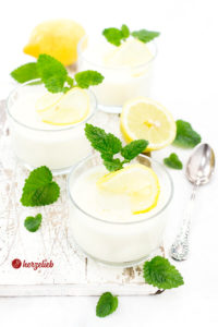 Zitronen Buttermilch Dessert im Glas mit Zitronenmelisse