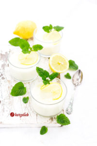 Zitronen Buttermilch Dessert oder Nachtisch im Glas mit Zitronenmelisse
