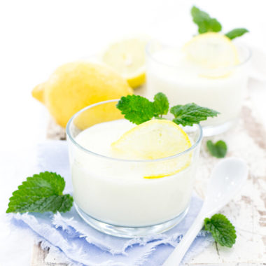 Zitronen Buttermilch Dessert mit Zitronenmelisse im Glas