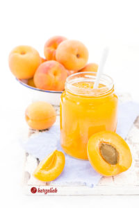 Aprikosenmarmelade im Glas mit Aprikosen -bestes Rezept