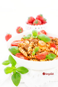 Nudelsalat Bolognese ohne Mayonnaise mit Hackfleisch und Tomaten