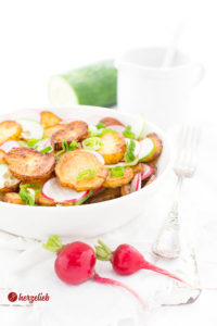 Bratkartoffelsalat mit Gurken, Radieschen und Dressing