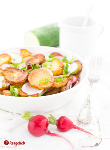 Bratkartoffelsalat mit Gurken, Radieschen und Dressing