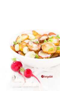 Bratkartoffelsalat mit Radieschen und Gurken