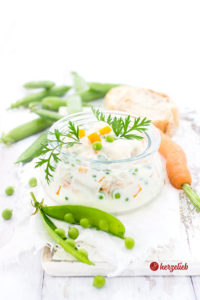 Italiensk Salat aus Dänemark im Glas mit Erbsen und Karotten