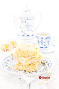 Butterkuchen vom Blech ohne Hefe. Blech-Butterkuchen mit Quark-Öl-Teig saftig & schnell. Butterkuchen Rezepte kann man nicht genug haben! Blech-Butterkuchen