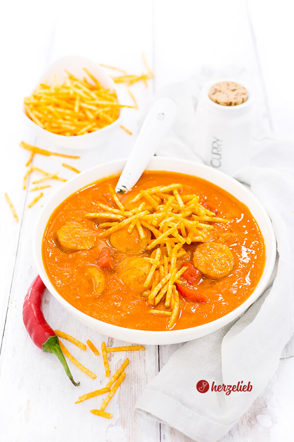 Currywurstsuppe Rezept für Currywurst Fans. Perfekt abgeschmeckt mit Orange, Paprika und Tomaten. Schnell gemacht mit einfachen Zutaten.