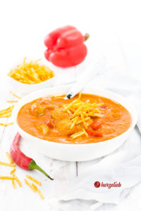 Currywurstsuppe Rezept für Currywurst Fans. Perfekt abgeschmeckt mit Orange, Paprika und Tomaten.