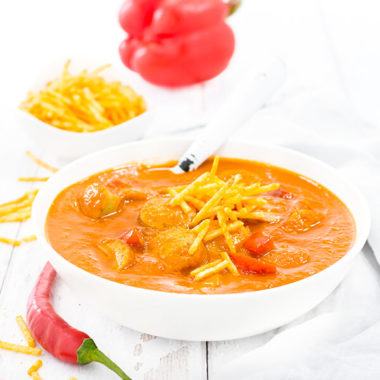 Currywurstsuppe Rezept für Currywurst Fans. Perfekt abgeschmeckt mit Orange, Paprika und Tomaten.