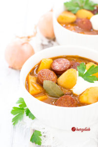 Kartoffelgulasch Rezept, dass wenig Arbeit macht und schnell fertig ist. So lecker, so einfache Zutaten - ein echter Lieblings-Eintopf!