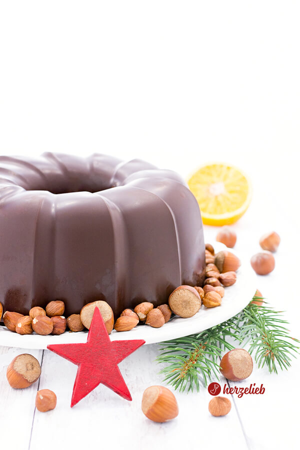Lebkuchen Gugelhupf für Weihnachten gebacken mit Schokolade überzogen