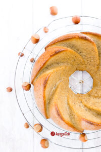 Saftiger, selbstgebackener Nusskuchen mit Haselnüssen von herzelieb