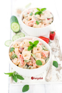 Tortellini Salat mit Oregano, Paprika, Tomate, Zuckerschoten, Paprika und einer Tomatenmayonnaise