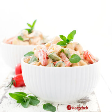 Tortellini Salat mit Tomaten, Gurken, Zuckerschoten, Paprika und Oregano