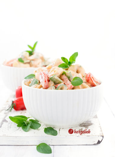 Tortellini Salat mit Tomaten, Gurken, Zuckerschoten, Paprika und Oregano