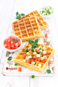 Käsewaffeln selber backen - mit Tomaten- und Gurkenwürfeln belegt und Oregano