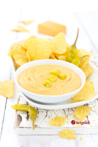 Goldgelber Cheddar Käse Dip Rezept zu Nachos von herzelieb