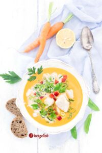 Karrysuppe Rezept aus Dänemark vom Foodblog herzelieb. Mit Hühnchen, Kokosmilch und ganz viel Gemüse wie Paprika, Zuckerschoten und Frühlingszwiebel