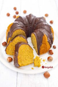 Angeschnittener Kürbis-Nuss-Gugelhupf vom Foodblog herzelieb