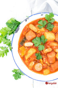 Cowboy Eintopf oder Cowboygryde aus Dänemark. Mit Würstchen, Kartoffeln und Bohnen.