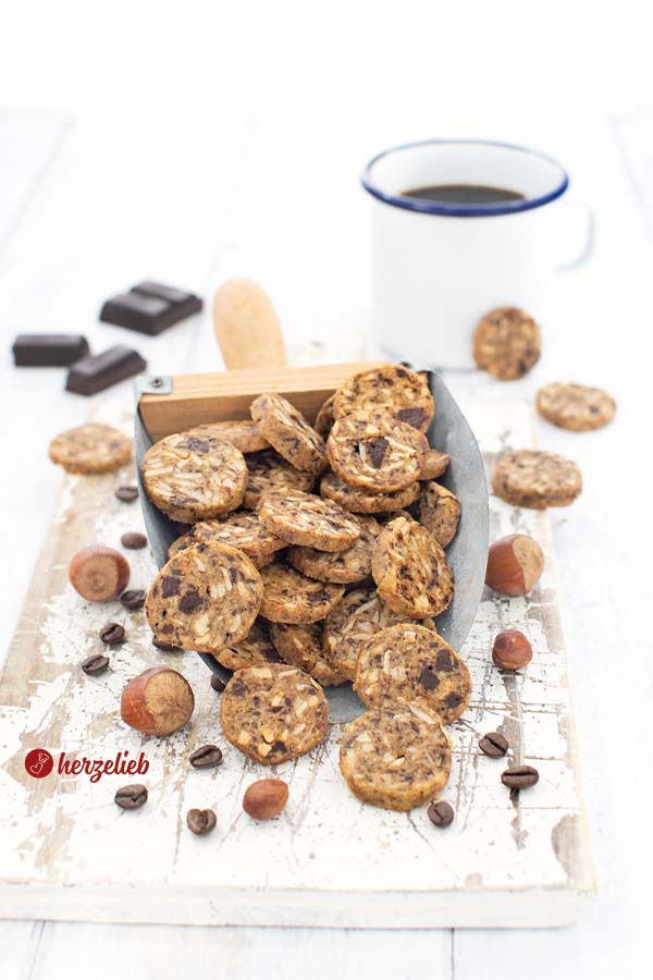 Kekse mit Haselnüssen und Schokolade backen. Kaffee Nuss Kekse Rezept vom Foodblog herzelieb