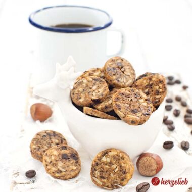 Kaffee Nuss Kekse mit Schokolade und Haselnüssen